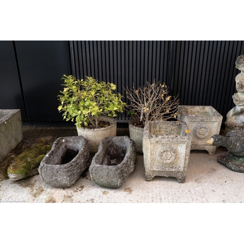 370 - Large group of reconstituted garden pots and ornaments. Including 9x pots, 4x ornaments, 1x cherub, ... 