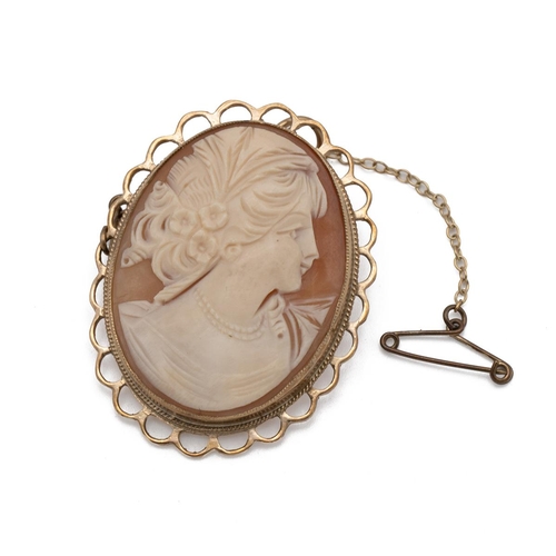 112 - 9ct gold mounted shell cameo brooch, 4.3cm long, 10g gross.