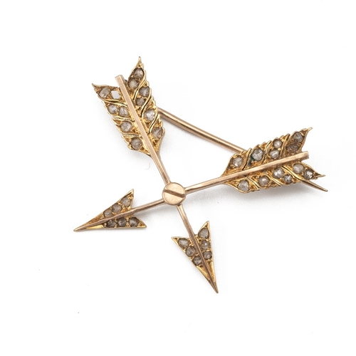 116 - A crossed arrows brooch, set with rose cut diamonds, in unmarked yellow metal, 3.3g gross.