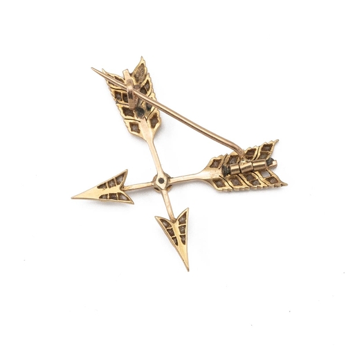 116 - A crossed arrows brooch, set with rose cut diamonds, in unmarked yellow metal, 3.3g gross.