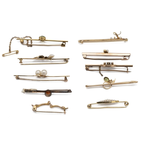 123 - Victorian and later gold and gold plated bar brooches, to include three 9ct gold examples, 5.35g, 14... 