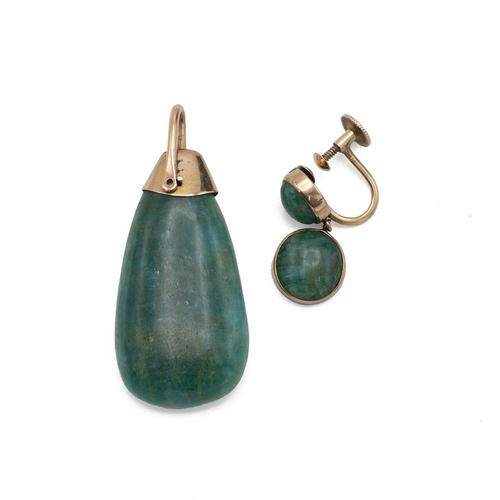 140 - An aventurine quartz pendant and an aventurine quartz single screw earring, tested as 14ct gold. 