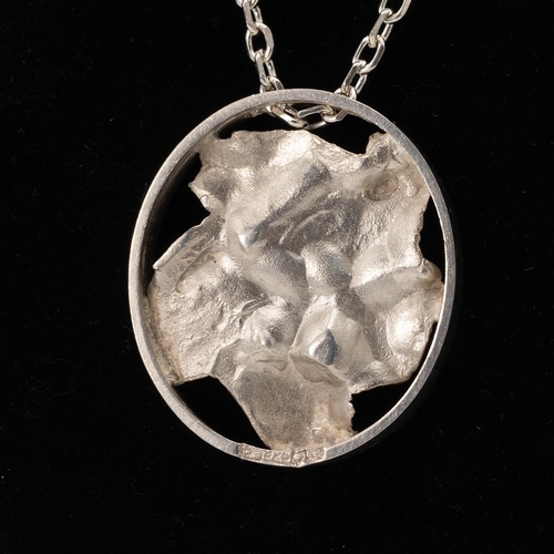 184 - Finlandia, Silver Finnish mid-century abstract pendant and chain, hallmarked for 1978, 3.5cm x 3cm p... 