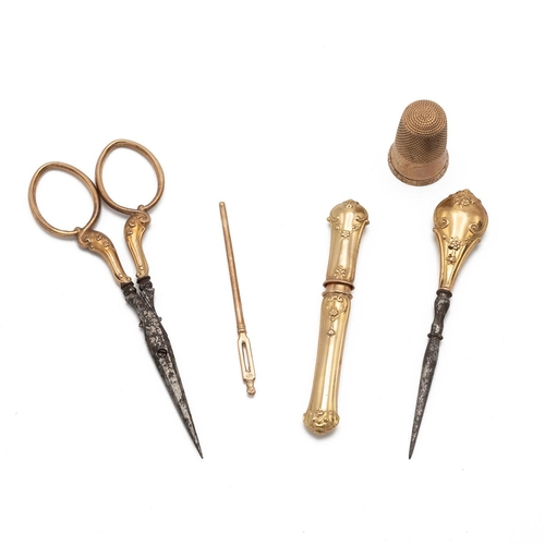 242 - French 18ct gold sewing set, comprising scissors, needle case, needle, thimble and piercer tools. To... 