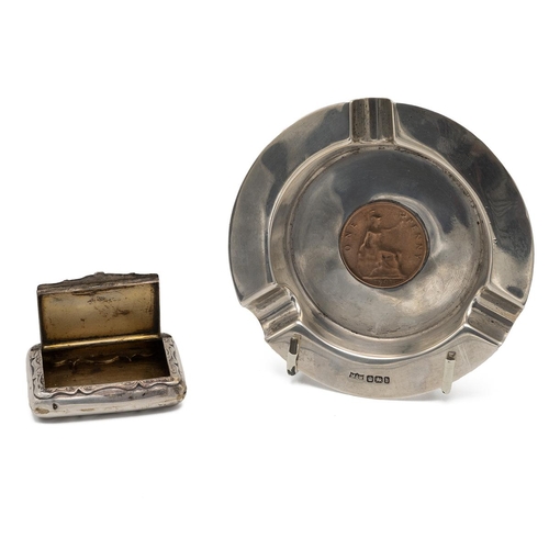 292 - Various silver items to include a set of silver teaspoons, a silver snuff box and a silver ashtray, ... 