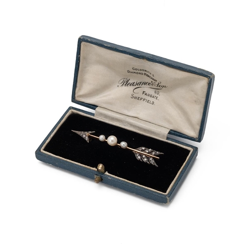 98 - An Edwardian diamond and pearl arrow brooch, the arrow head and flights set with rose cuts, with a t... 