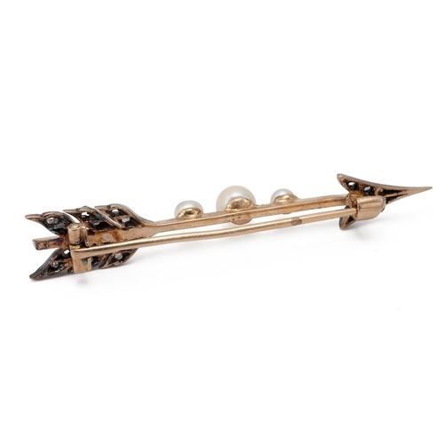 98 - An Edwardian diamond and pearl arrow brooch, the arrow head and flights set with rose cuts, with a t... 