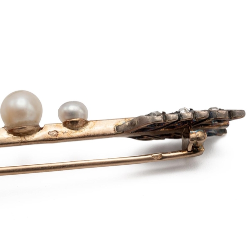 98 - An Edwardian diamond and pearl arrow brooch, the arrow head and flights set with rose cuts, with a t... 