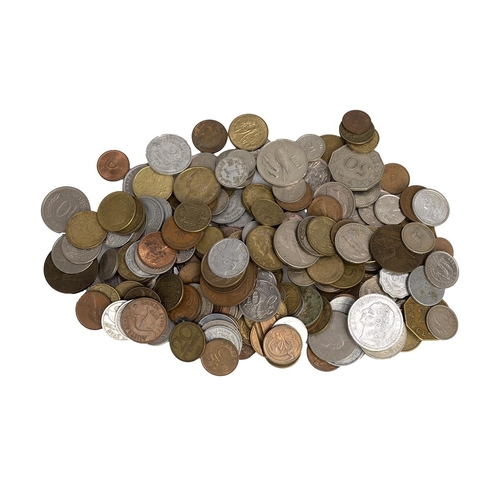 118 - Collection of British coins including bronze Pennies, commemorative Crown coins, 20th century world ... 