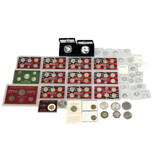 120 - Collection of American coinage, much in silver, including a range of 1oz $1 coins (Morgan Dollars, P... 