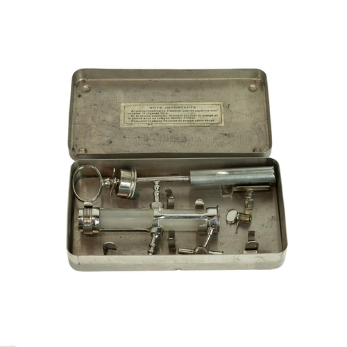 244 - Edwardian Optician's equipment in a fitted mahogany case with removable tray containing ver 190 lens... 