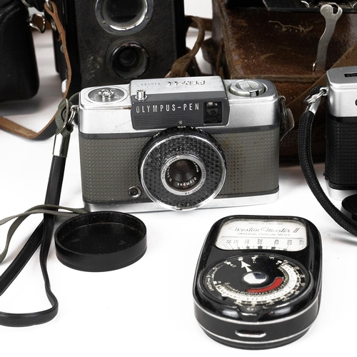 249 - A large collection of vintage and antique cameras. Including Yashika, Brownie, Olympus, Kodak and ot... 