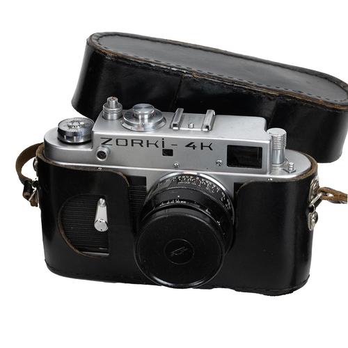 249 - A large collection of vintage and antique cameras. Including Yashika, Brownie, Olympus, Kodak and ot... 