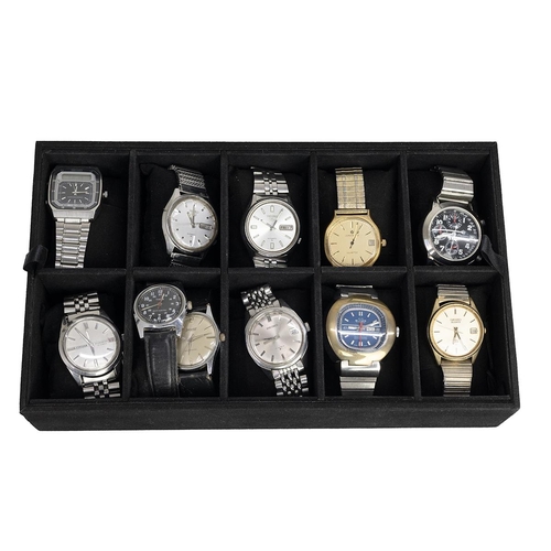 62 - Collection of 21 vintage gentleman's wristwatches in case.  All stainless steel or gilt plated cases... 