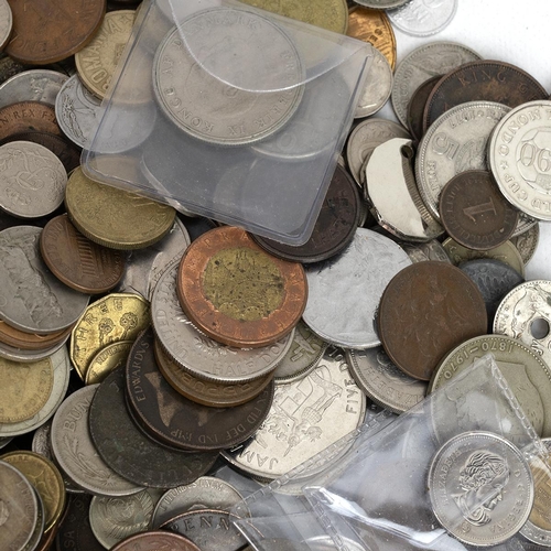 141 - Mixed world coins with a small amount of silver, varied countries and denominations. Weight: 4,580g.... 