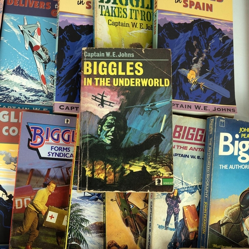 285 - Captain W.E.Johns Biggles collection of 102 paper backs (dating from the 1970's and later), 3 hardba... 