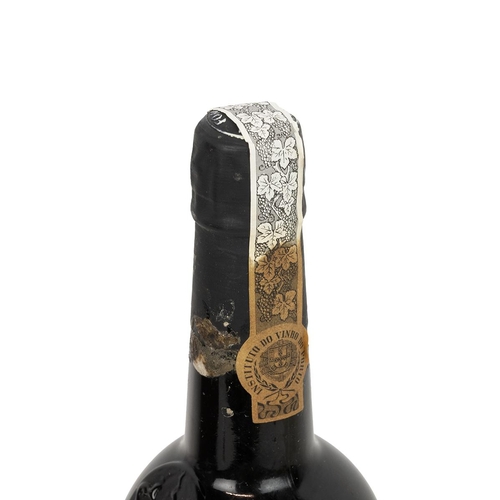 354 - Fonseca Finest vintage port 1977 in a vintage wine gifts presentation case with corkscrew, pourer, d... 