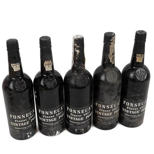 362 - Taylor's 1975 vintage port, no size or proof marks, standard 75cl sized bottle. Top shoulder, label ... 