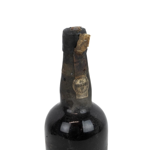 369 - Noval Crusted Port 1962 produced at Quinta do Noval, bottled 1965. 75cl 21% alc/vol. Fill mid should... 