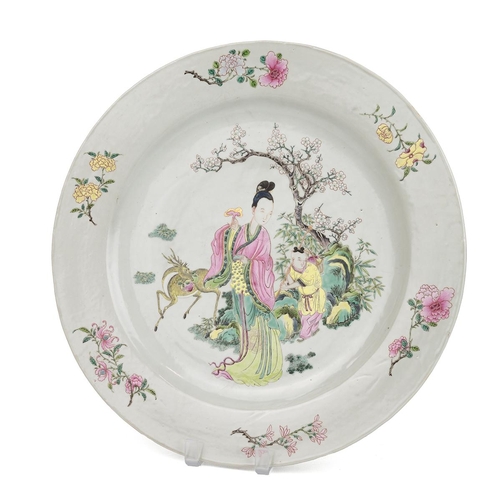 59 - A CHINESE FAMILLE ROSE CHARGER, 18TH CENTURYInterior hand decorated with a scene of Magu, godess of ... 