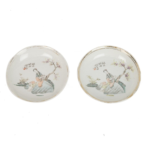 112 - A PAIR OF CHINESE SMALL PLATES, EARLY 20TH CENTURYBoth painted with a lady reading in the garden, Qi... 