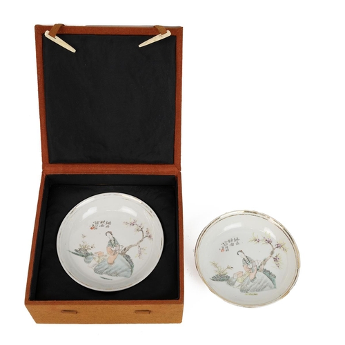 112 - A PAIR OF CHINESE SMALL PLATES, EARLY 20TH CENTURYBoth painted with a lady reading in the garden, Qi... 