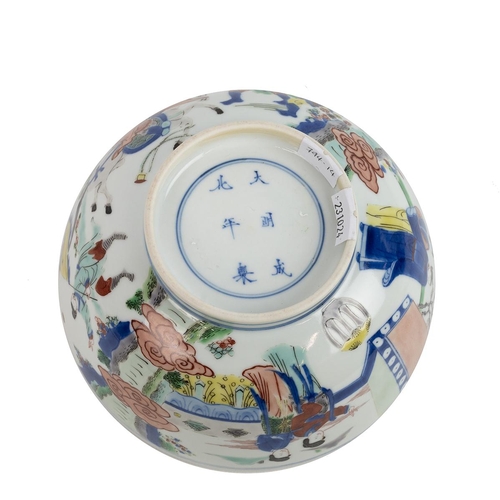 100 - A CHINESE FAMILLE ROSE BOWL, 20TH CENTURYDepicting the legend of Xi Xiang Ji on the exterior wall, a... 