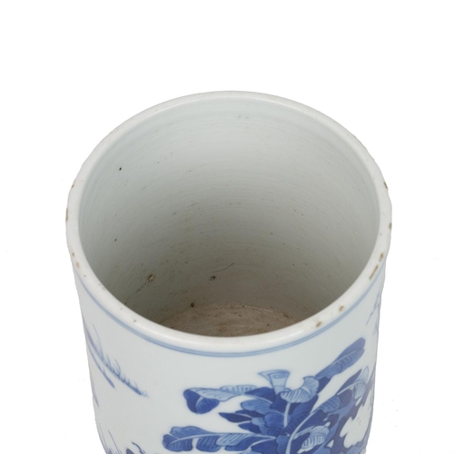 63 - A CHINESE BLUE AND WHITE BRUSH POT, 20TH CENTURYDecorated with a scholar reading in a garden and his... 