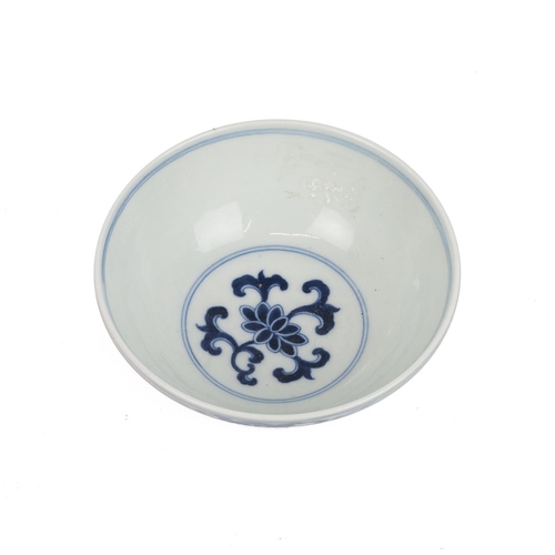 96 - A CHINESE BLUE AND WHITE BOWL, 19/20TH CENTURYThe Buddhism Eight Treasures, on top of a band of lotu... 