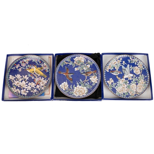 146 - A COLLECTION OF FOUR VINTAGE CHINESE CLOISONNE PLATES & VASE, 20TH CENTURYPlates by The Jingtail... 