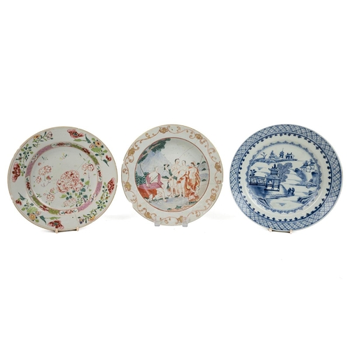 117 - THREE CHINESE PORCELAIN PLATES, QING DYNASTYOne of the two famille rose plates, decorated with Europ... 