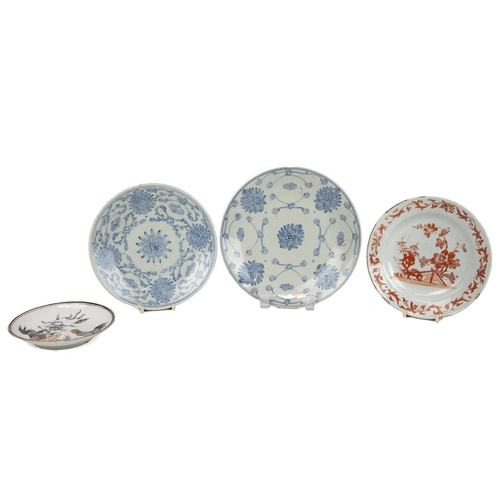 119 - A COLLECTION OF FOUR CHINESE PORCELAIN ITEMS, 19TH CENTURY AND LATERThe two small blue and white pla... 