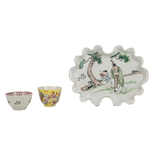 71 - A COLLECTION OF THREE CHINESE CERAMICS, 19/20TH CENTURYThe famille rose tea cup painted with childre... 