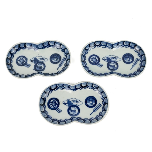 120 - A SET OF THREE JAPANESE PLATES, 20TH CENTURYOf the number 8 form, the blue and white glazed plates a... 