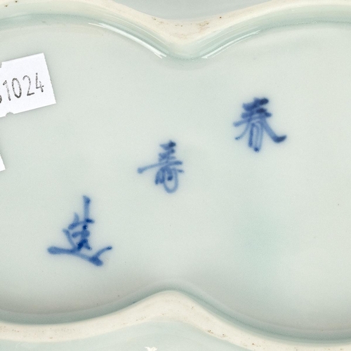 120 - A SET OF THREE JAPANESE PLATES, 20TH CENTURYOf the number 8 form, the blue and white glazed plates a... 