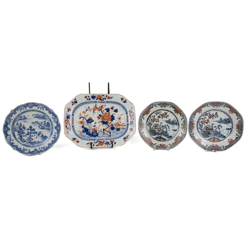 121 - A COLLECTION OF FOUR CHINESE PORCELAIN ITEMS, QING DYNASTYThe Imari style meat tray, decorated with ... 