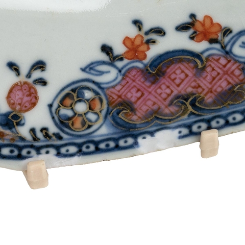 121 - A COLLECTION OF FOUR CHINESE PORCELAIN ITEMS, QING DYNASTYThe Imari style meat tray, decorated with ... 