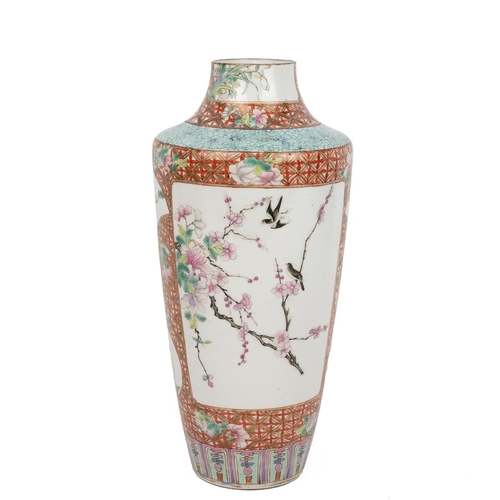 180 - A CHINESE FAMILLE ROSE VASE, REPUBLIC PERIOD (1911-1949)Of inverted tapering form decorated with a b... 