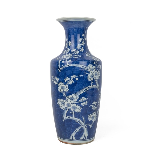 169 - A LARGE CHINESE BLUE AND WHITE PORCELAIN VASE, LATE QING PERIOD.Of baluster form with flared rim dec... 