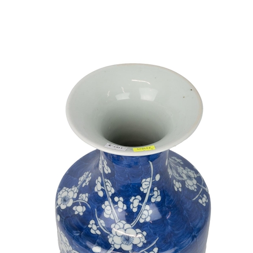 169 - A LARGE CHINESE BLUE AND WHITE PORCELAIN VASE, LATE QING PERIOD.Of baluster form with flared rim dec... 