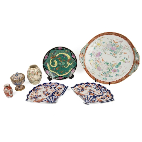 77 - A COLLECTION OF SEVEN ORIENTAL CERAMIC ITEMS, MEIJI PERIOD AND LATERAn Arita circular tray decorated... 