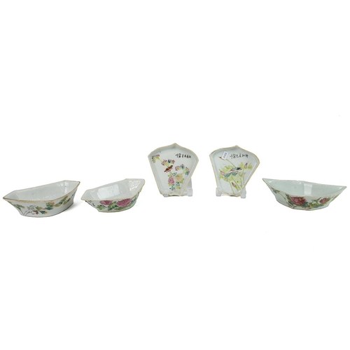 82 - A COLLECTION OF FIVE CHINESE PORCELAINS, EARLY 20TH CENTURYAll decorated with flowers and birds, two... 