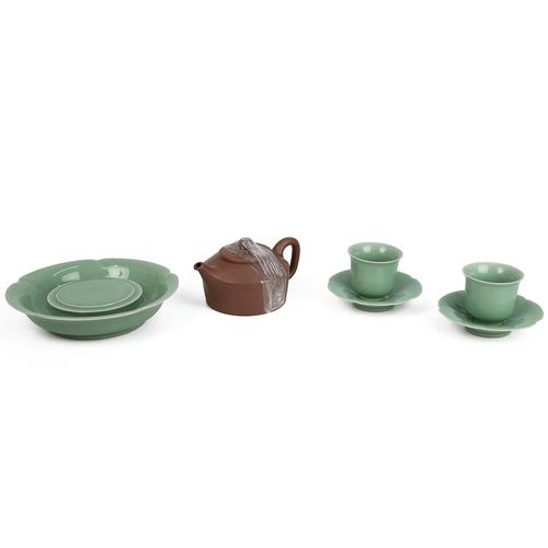 135 - A FINE CHINESE MODERN DESIGNED TEA SETTo include a Yixing Zisha teapot, widest 14cm; two sets of Lon... 