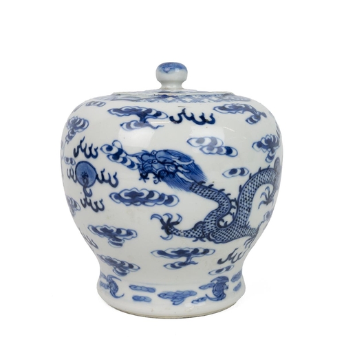 15 - A CHINESE BLUE AND WHITE JAR WITH COVER, 19TH CENTURYDecorated with dragons playing with a fireball ... 