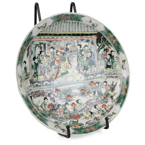 27 - A CHINESE FAMILLE VERTE CHARGER, LATE QING DYNASTY OR LATERThe interior depicting figures enjoying a... 