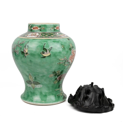 2 - A LARGE CHINESE FAMILLE VERTE JAR, JIANG JUN GUAN, QING DYNASTYDecorated with pheasants on rocks and... 