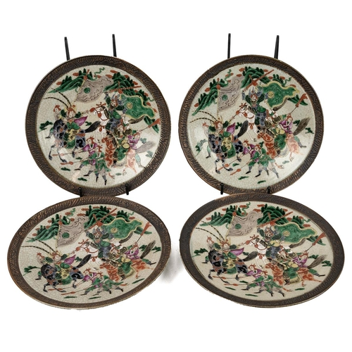 107 - A SET OF FOUR CHINESE FAMILLE ROSE CHARGERS, LATE QING DYNASTYPainted battle scene on the crackle gr... 