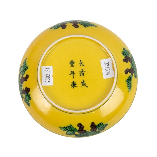 108 - A CHINESE FAMILLE VERTE SAUCER, QING DYNASTYPainted with a green dragon and a brown dragon in the in... 