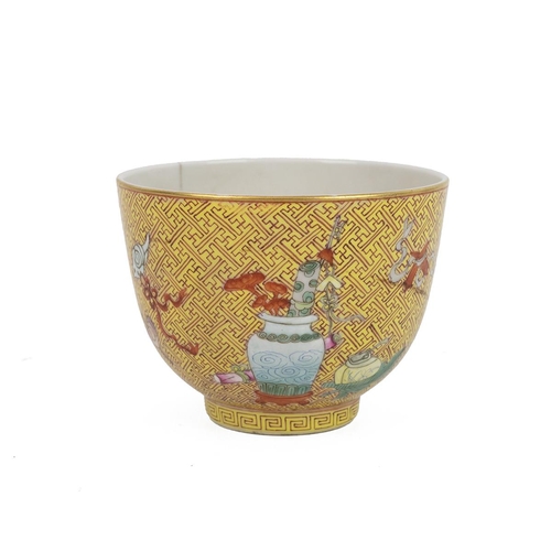 52 - A CHINESE FAMILLE ROSE TEA CUP, 'SHEN DE TANG ZHI' KUAN, QING DYNASTYOf slightly tapering form, pain... 