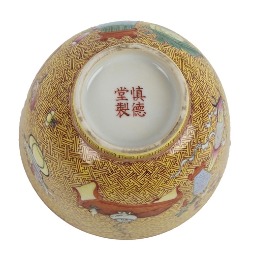 52 - A CHINESE FAMILLE ROSE TEA CUP, 'SHEN DE TANG ZHI' KUAN, QING DYNASTYOf slightly tapering form, pain... 